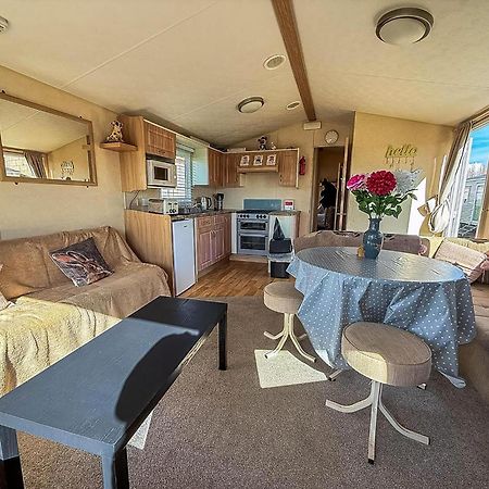 Lovely 6 Berth Caravan At Naze Marine Holiday Park In Essex Ref 17003C Walton-on-the-Naze Luaran gambar