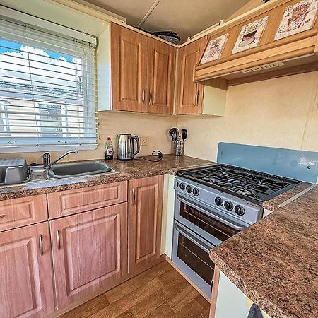 Lovely 6 Berth Caravan At Naze Marine Holiday Park In Essex Ref 17003C Walton-on-the-Naze Luaran gambar